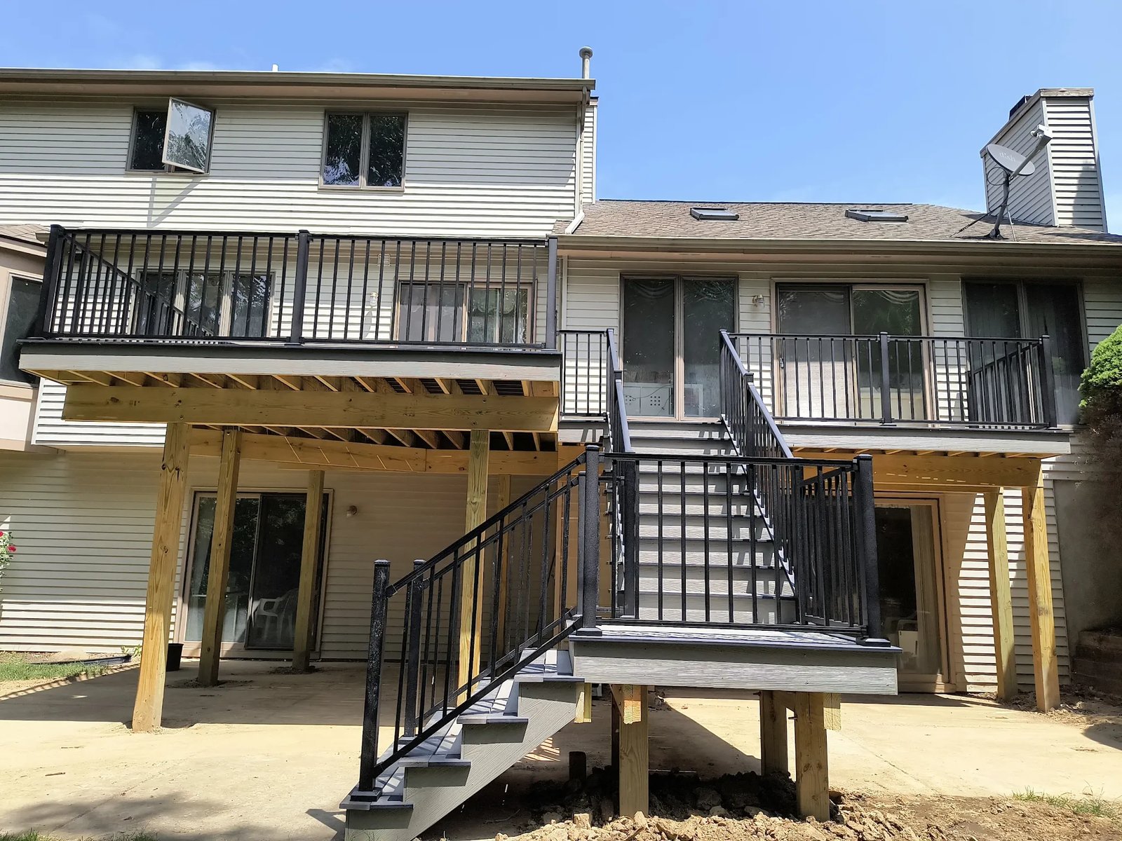 Composite deck stairs with black aluminum railing Fire Fox subdivision Ann Arbor Michigan